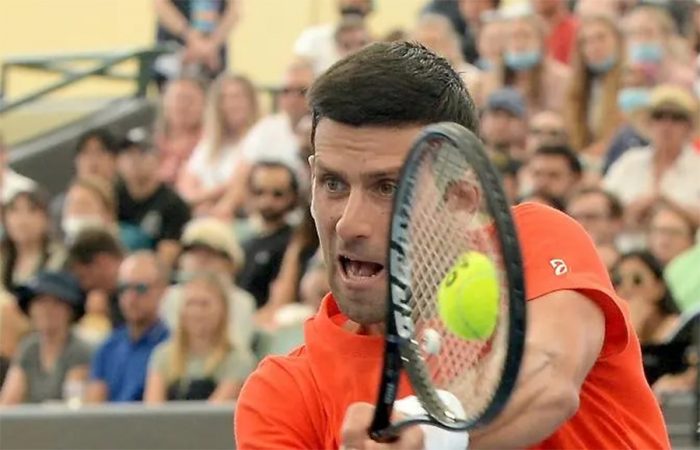 Australian Open 2021: Djiokovic khiến NHM lo lắng vì bị thương trước ngày đấu