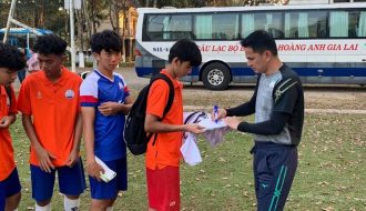 Các tài năng trẻ bóng đá Việt Nam được Kiatisak truyền cảm hứng