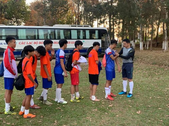 Kiatisak dành thời gian giao lưu, truyền cảm hứng cho các tài năng tương lai bóng đá Việt Nam.