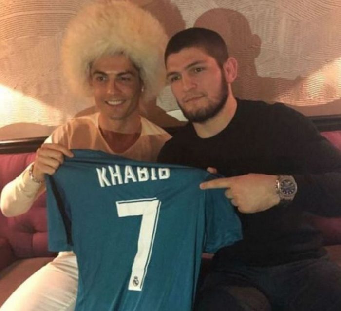 Ít người biết Khabib Nurmagomedov là người bạn rất thân với siêu sao Cristiano Ronaldo.