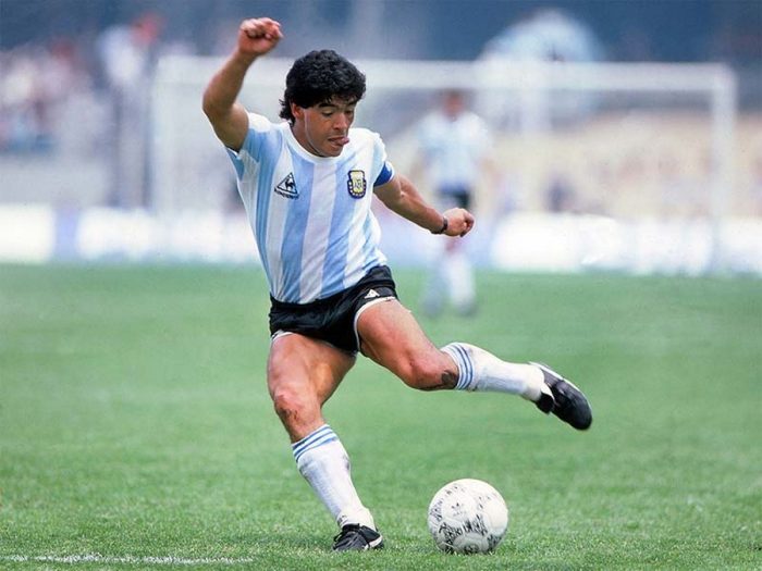 Diego Armando Maradona từng được mệnh danh là cậu bé vàng làng bóng.
